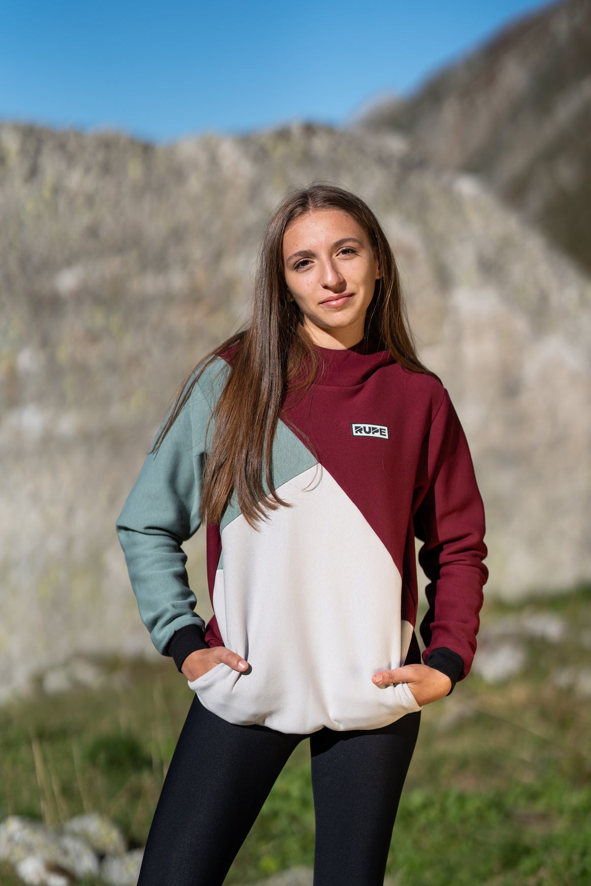 FW26-102 DIHEDRAL Plum + Leggings DYNO Black (donna frontale, sfondo montagna)
