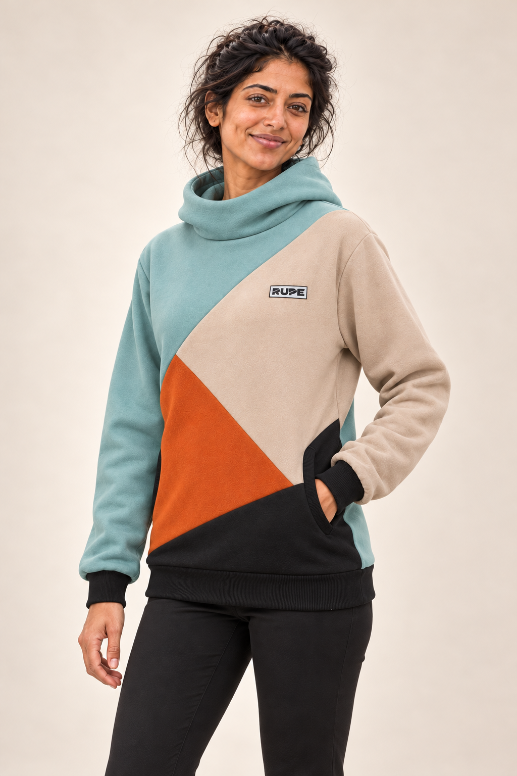 Felpa con cappuccio BLOCK Atlas a 4 colori indossata da donna - tre quarti con tasche - Rupe Clothing
