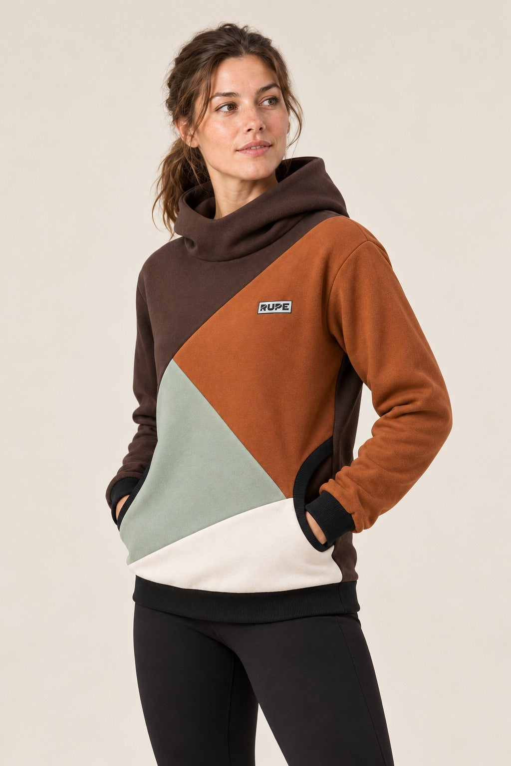 Felpa con cappuccio BLOCK Dakota a 4 colori indossata da donna - tre quarti con tasche - Rupe Clothing