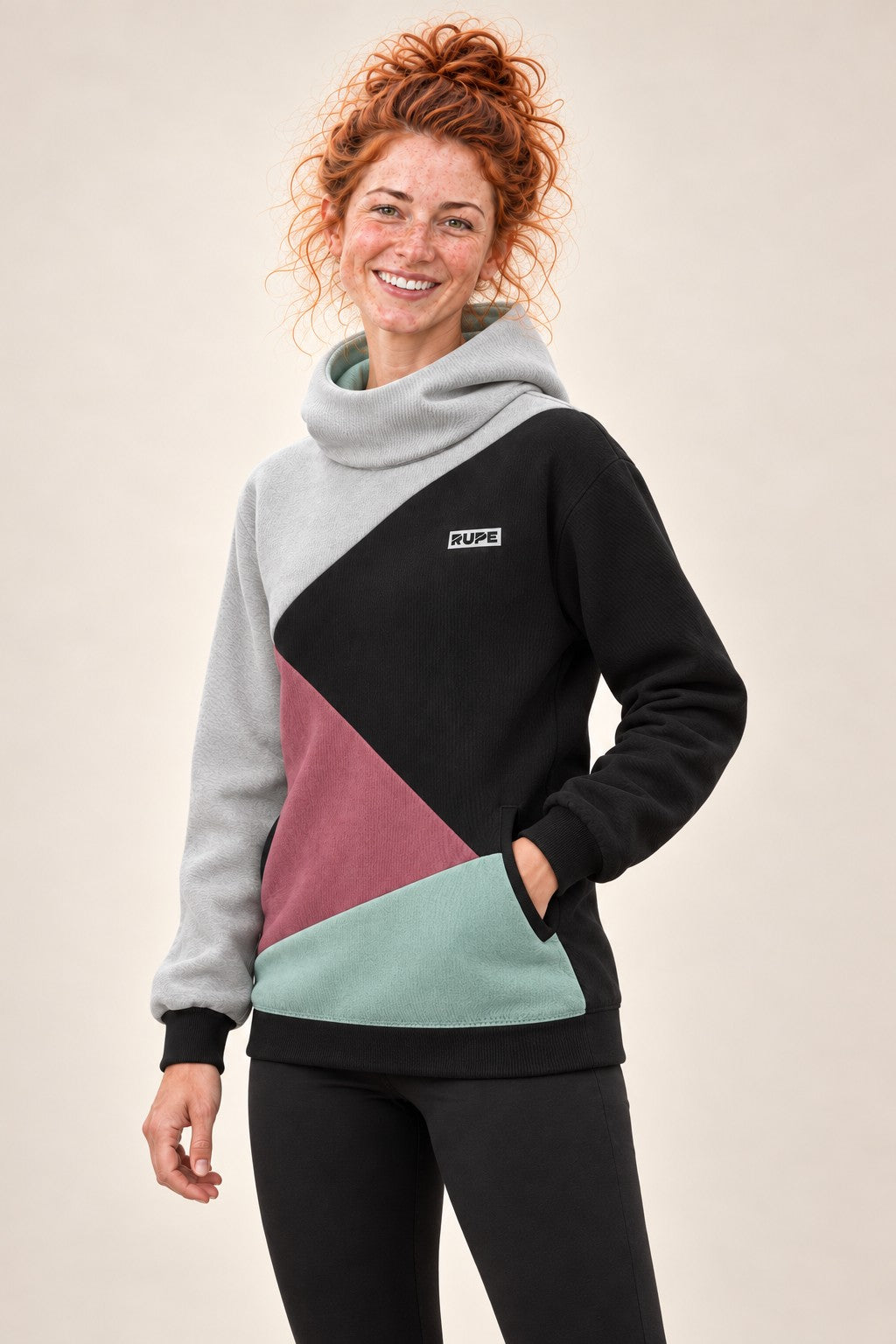 Felpa con cappuccio BLOCK Noa a 4 colori indossata da donna - tre quarti con tasche - Rupe Clothing