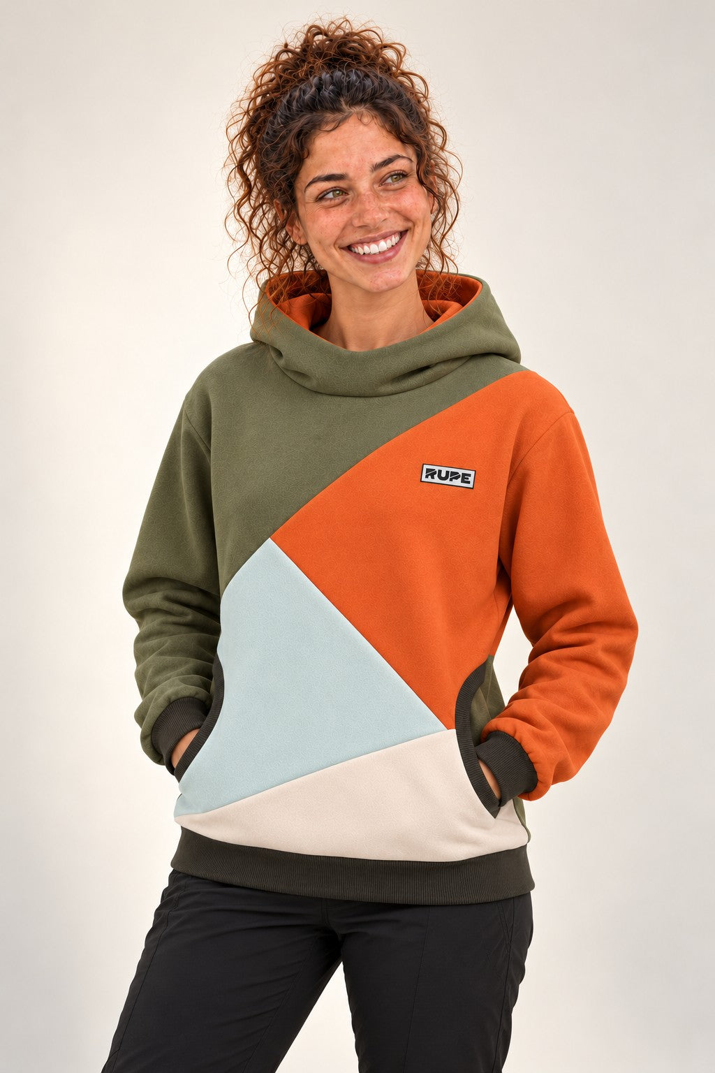 Felpa con cappuccio BLOCK Zenit a 4 colori indossata da donna - tre quarti con tasche - Rupe Clothing