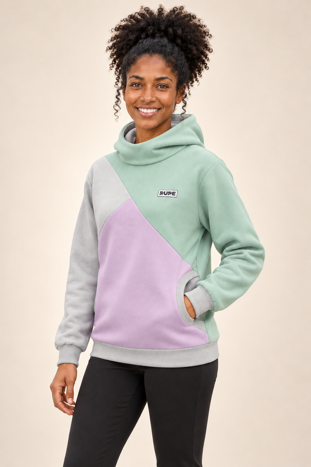 Felpa con cappuccio tre colori May indossata da donna - tre quarti - Rupe Clothing
