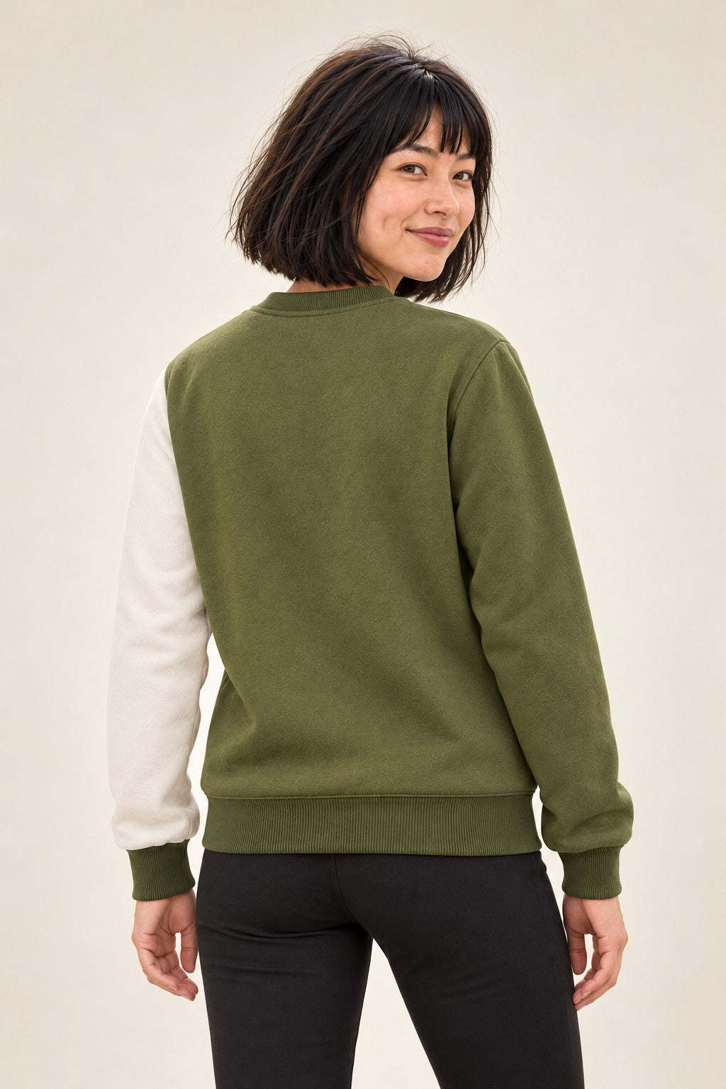 Felpa girocollo CAVE Earthy a 4 colori indossata da donna - retro - Rupe Clothing