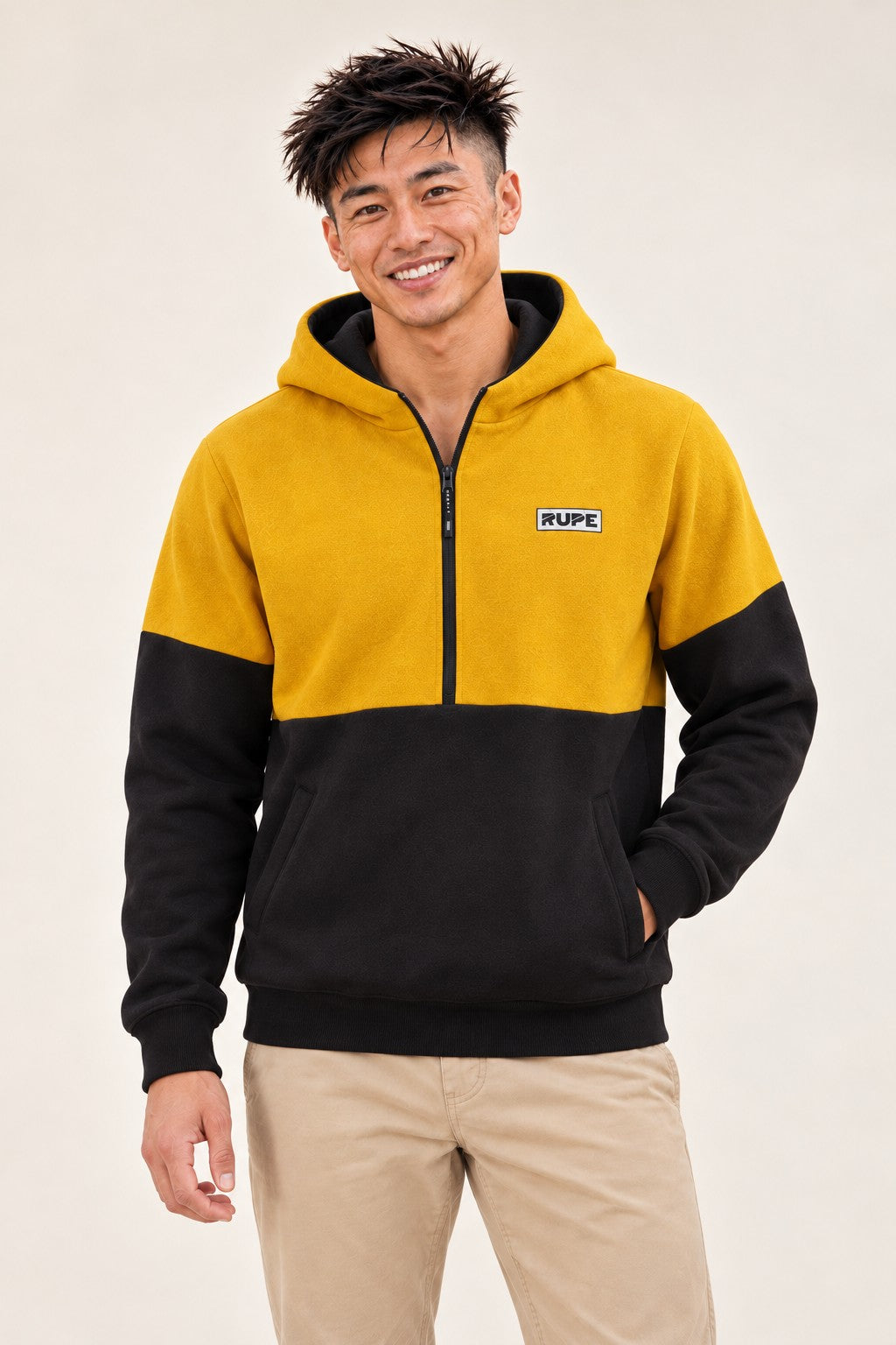 Felpa mezza zip con cappuccio PITCH Bee indossata da uomo - fronte - Rupe Clothing
