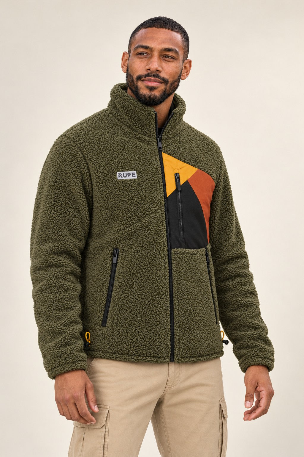 Giacca in pile teddy YETI Woodland indossata da uomo - tre quarti con tasche - Rupe Clothing