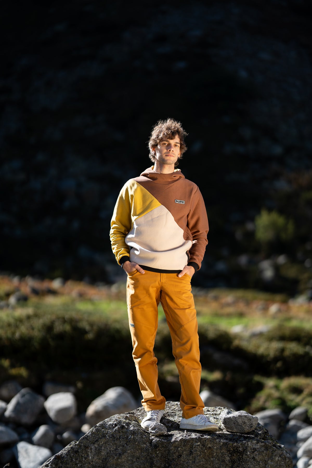 FW26-089 DIHEDRAL Elm + Pirenei Ocra (variante frontale, luce serale)
