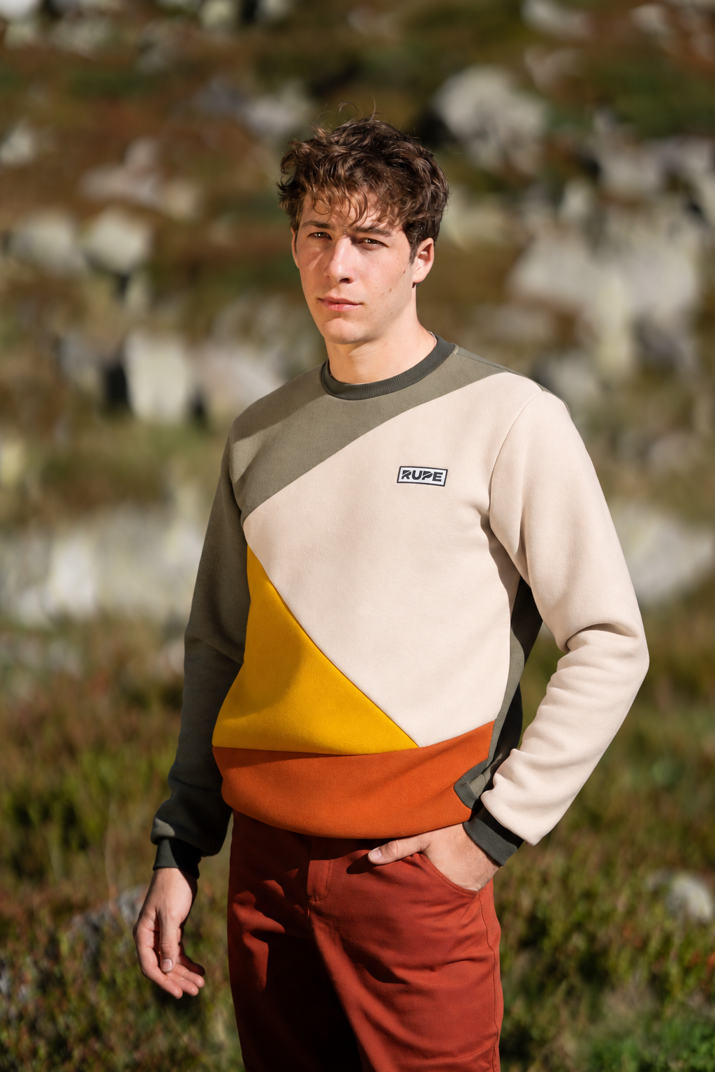 Felpa girocollo CAVE Earthy a 4 colori indossata - Rupe Clothing