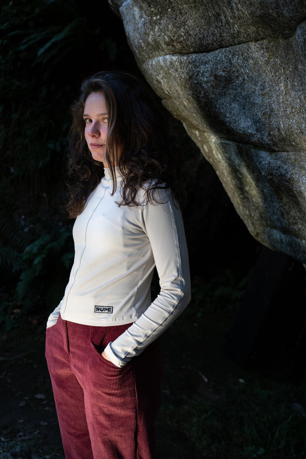 Pantalone Velluto RILA Donna - Velluto Bordeaux  - Immagine outdoor - Rupe