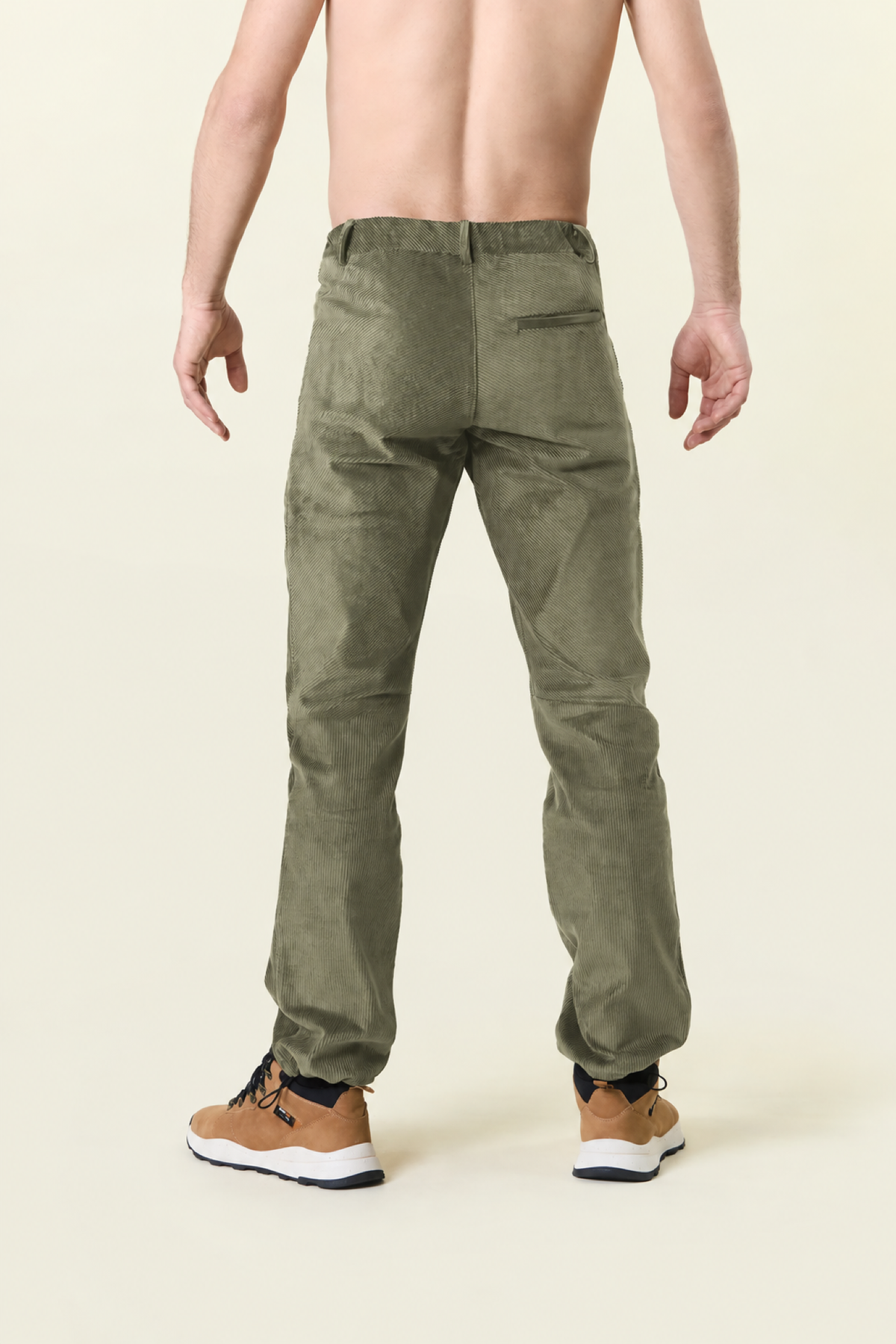 Himalaya Olive indossato - vista posteriore - Rupe Clothing