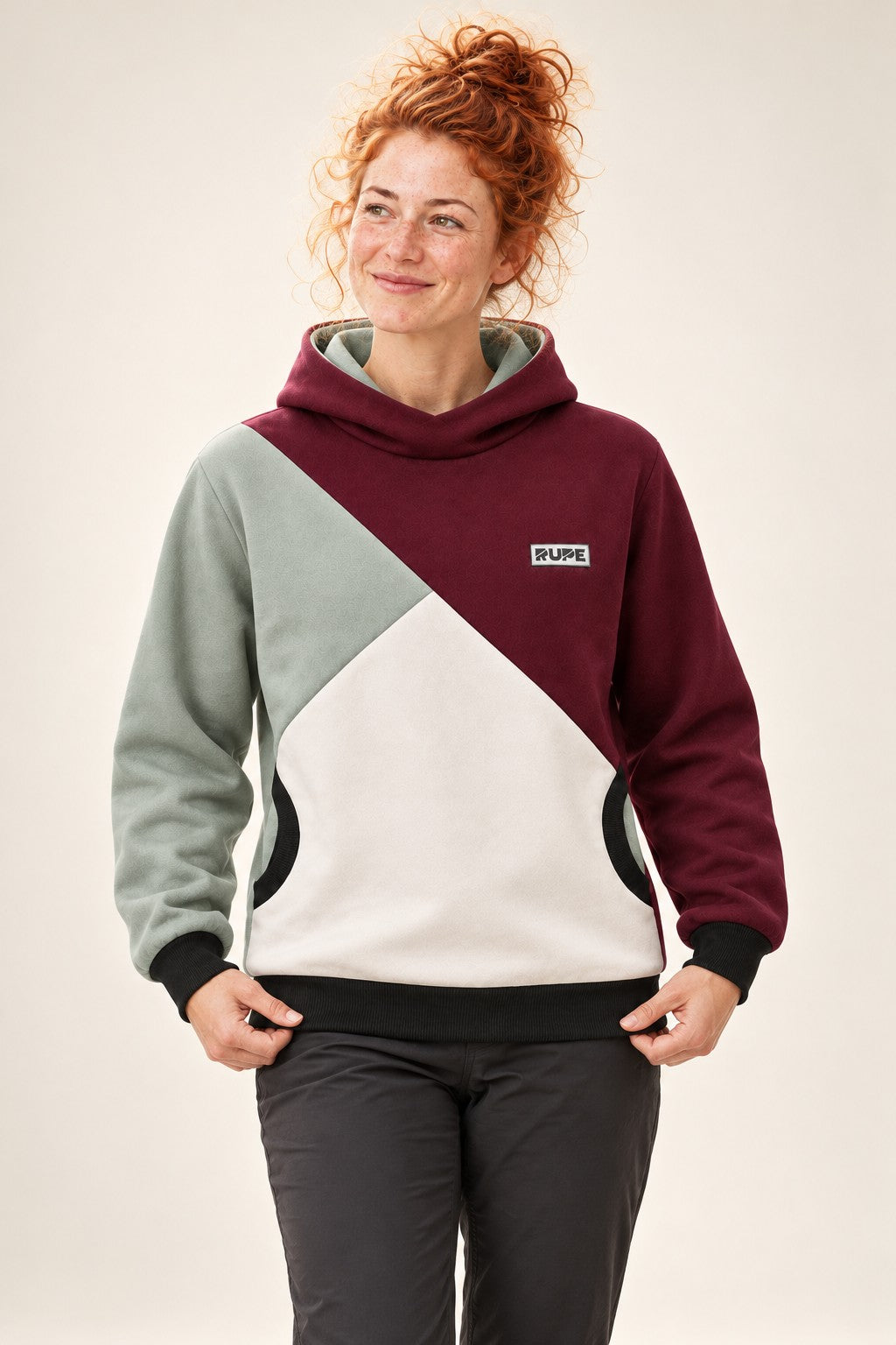 Felpa con cappuccio DIHEDRAL Plum a 3 colori indossata da donna - fronte - Rupe Clothing