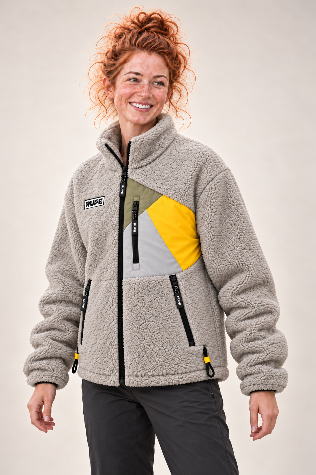 Giacca in pile YETI 2.0 Sunny indossata da donna - tre quarti - Rupe Clothing